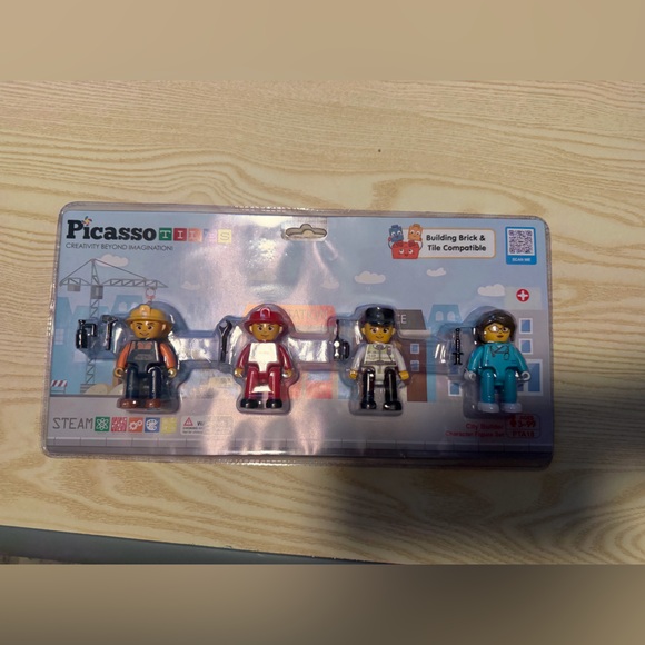 Picasso Tiles Other - Picasso Tiles City Builder Character Action Figure Set